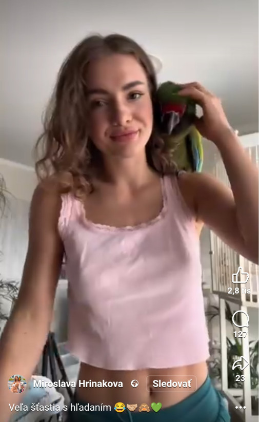 Krásna žena s veľkým vtákom